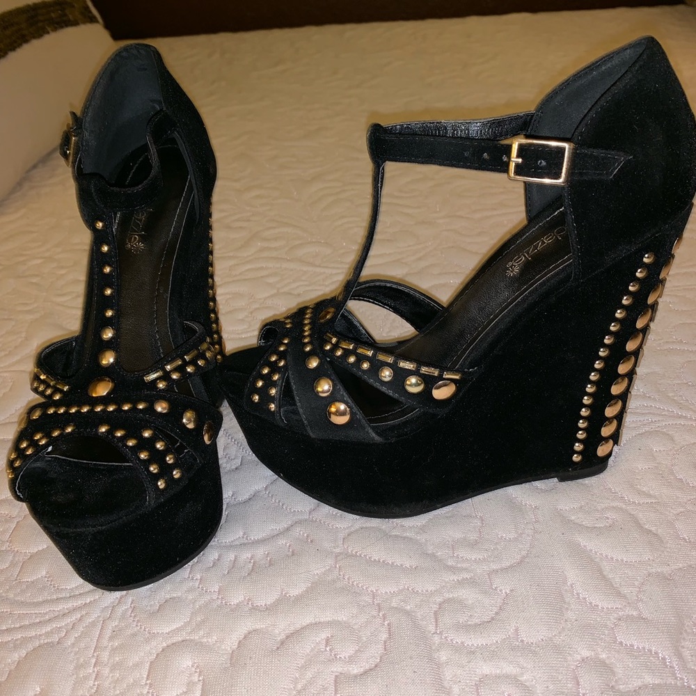 ❌❌SOLD❌❌Gold studded black velvet wedges
